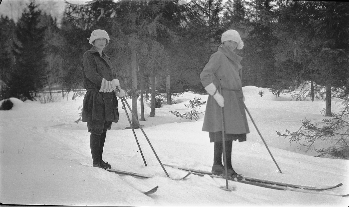 Eksteriør, skog. To kvinner på ski. 