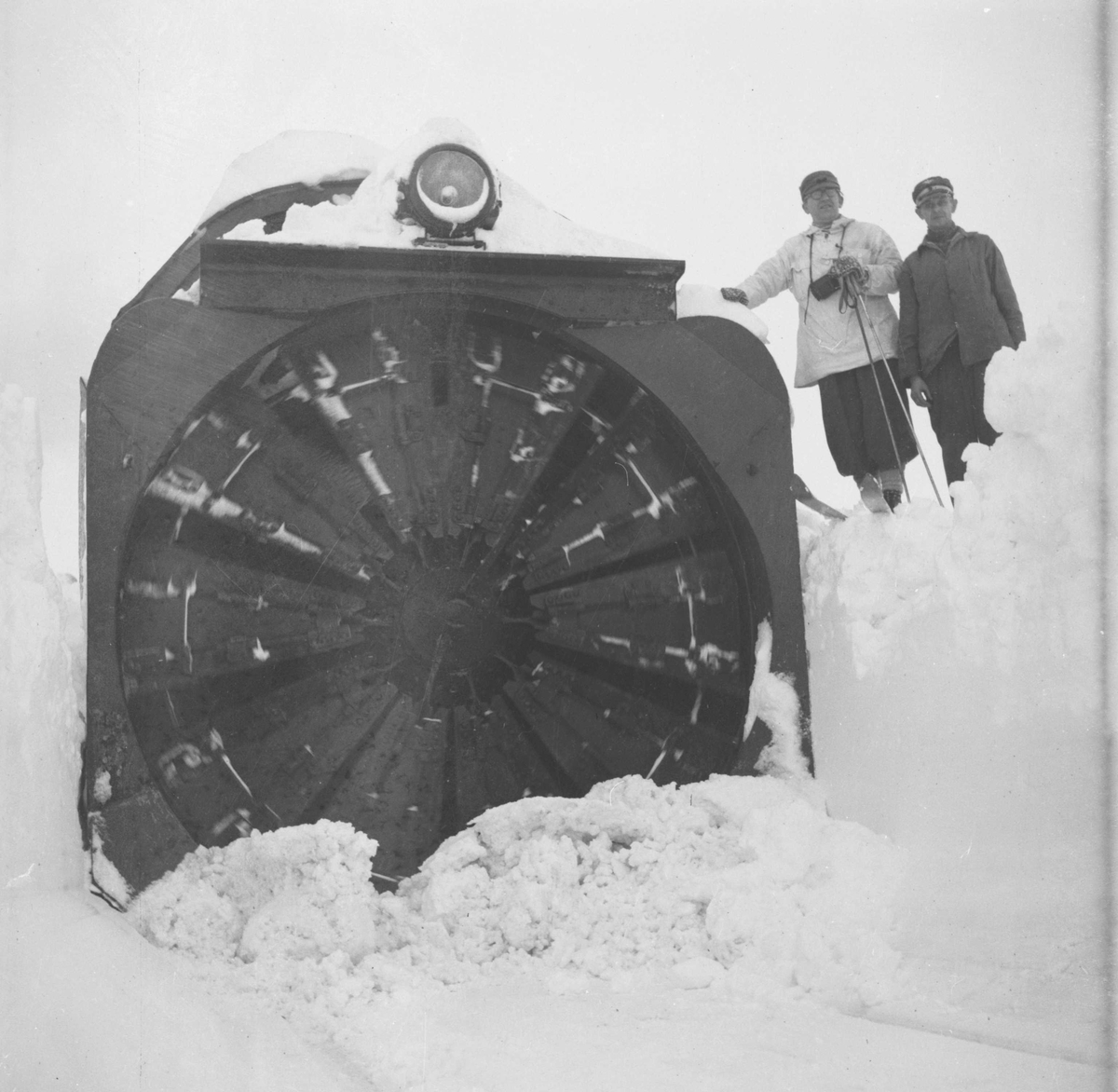Snøbrøyting med roterende snøplog på jernbanen over Saltfjellet
