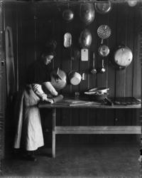 Kakebaking med kjevle på Grefsheim, Nes, Hedmark. Sofie Pihl