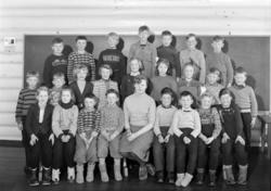 GR: 25 ELEVER M/FRØKEN RYSTE, DREVSJØ SKOLE, STØRSTE KLASSE,