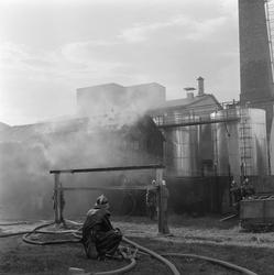Brann i Mellomila. Felleskjøpets anlegg i bakgrunnen.
