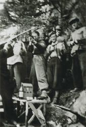 Motstandsmenn med våpen i "Hotell Norge" på 17. mai i 1944.