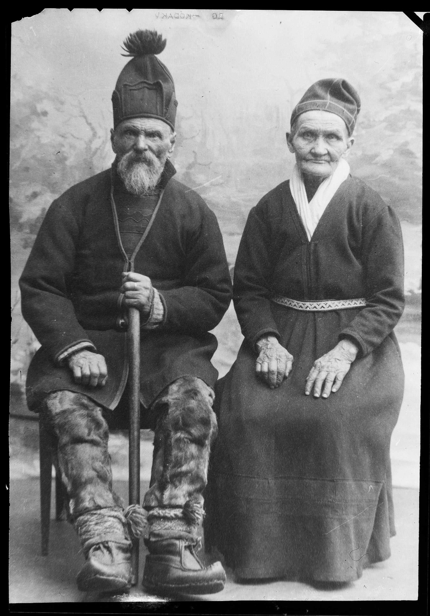 Avfotografering av portrett av eldre samisk par 