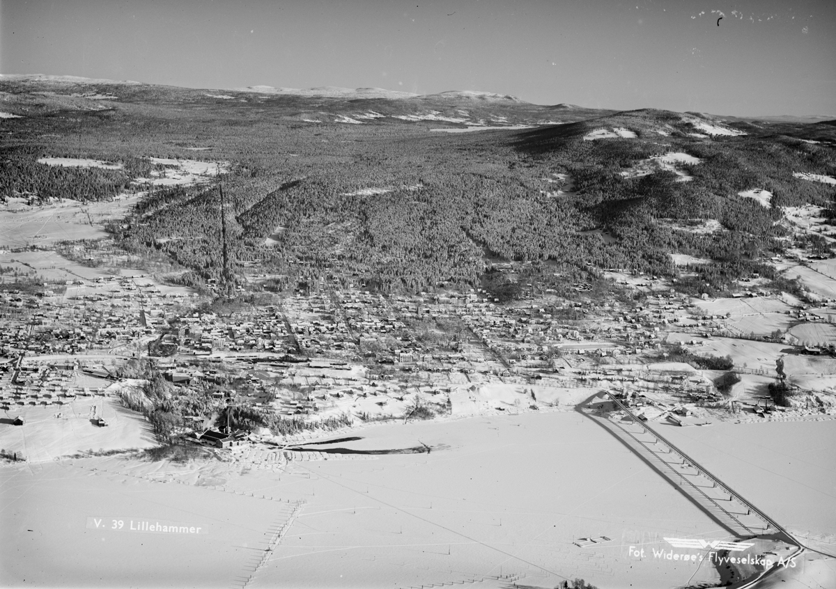 Flyfoto, Prospektkort (V39), Lillehammer by, mot Solhøgda, Vingnes bru, vinter