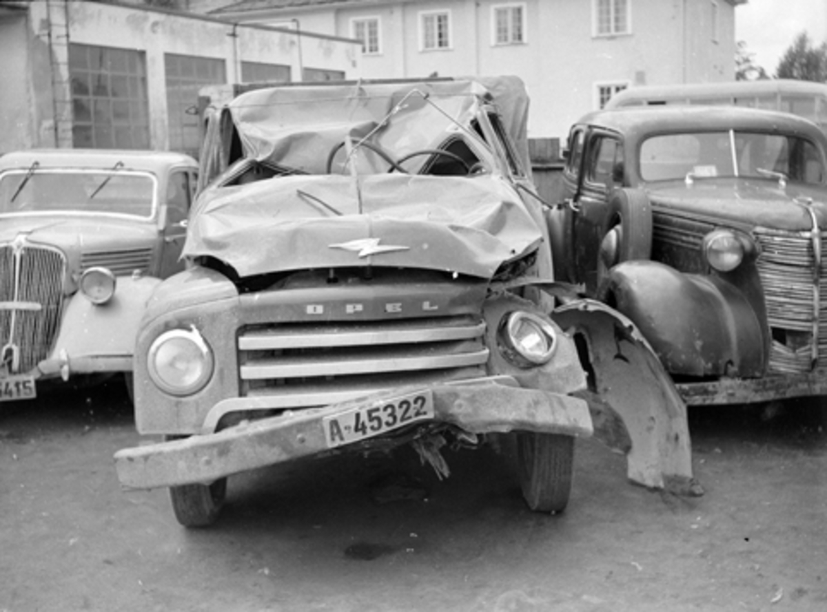Personbil, lastebil, Fra venstre: Ukjent førkrigs , Opel Blitz 1952-60 A-45322 (står ikke i Bilkalenderen Oslo 1964, skrotet etter kræsjet?), Chevrolet