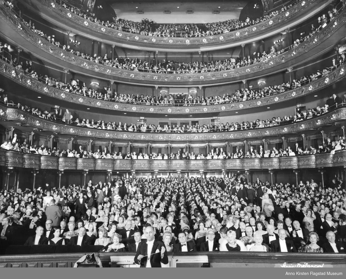 Metropolitan Opera House, New York (1883-1966). Dirigent Georg Solti. 14. oktober 1963. Kirsten Flagstad debuterte her 2. februar 1935. Metropolitan Opera House, New York (1883-1966). The conductor is Georg Solti. 14 October 1963. Kirsten Flagstad had her debut 2 February 1935. 