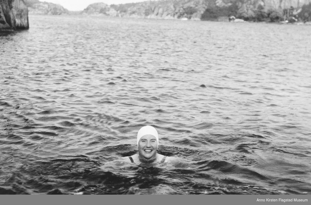 Kirsten Flagstad svømmer utenfor Strømstad, Sverige sommeren 1936. Kirsten Flagstad swimming outside Strømstad, Sverige summer 1936. 