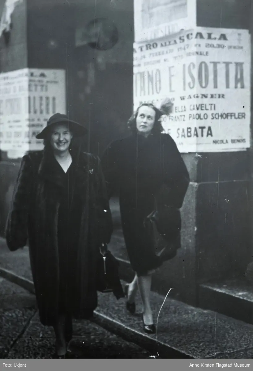 Kirsten Flagstad og hennes venninne Becky Hamilton utenfor La Scala, Milano april 1948. . Kirsten Flagstad and her friend Becky Hamilton outside La Scala, Milan, April 1948. 