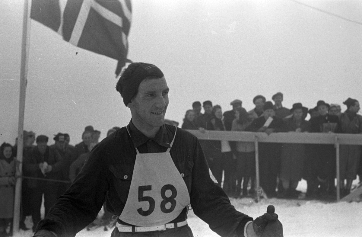 NM. Norgesmesterskap på ski, langrenn på Høsbjør i Furnes 1949. Skisport. Vinteridrett. Ukjent langrennsløper. 
