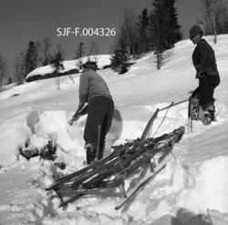 "Snøen fjernes før pålessing.  Lillerud, Vestre Gausdal, 196
