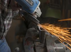 Smeden Oddbjørn Knudsen sliper eggen på ei merkeøks, der nak