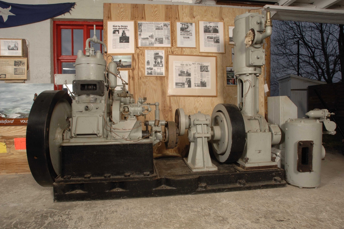 Motor av typen Wichman D nr. 3770. 12 hk. Motoren er samankopla med tåkelurkompressor. Motoren er bygd i 1942 og vart nytta på Sletringen fyr. Sjå nr. 1.0073
