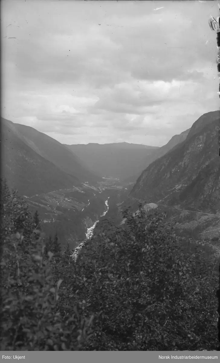 Vestfjorddalen med Rjukan, sett fra Våer.