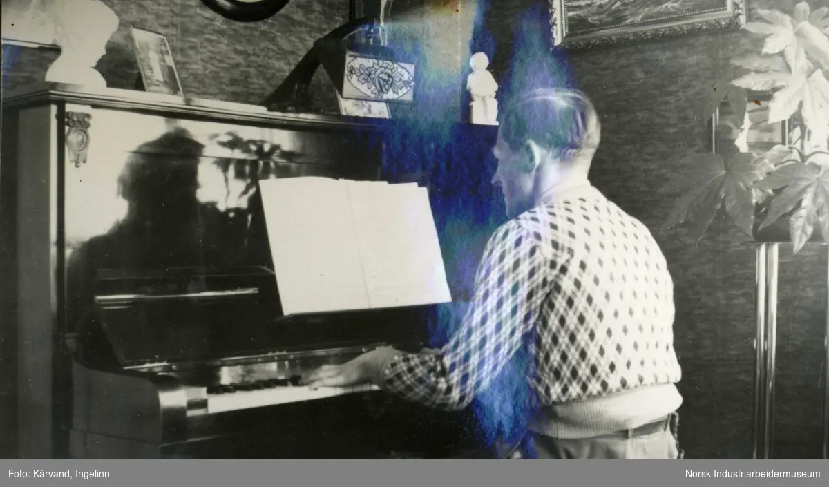 Påske 1942 på Våer, spiller piano.