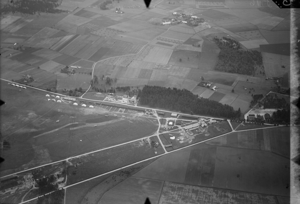 Flygfotografi över Malmen, tredje flygkårens stab.  'Flygtriangeln', Chefsvillan, och gården Lagerlunda syns även.