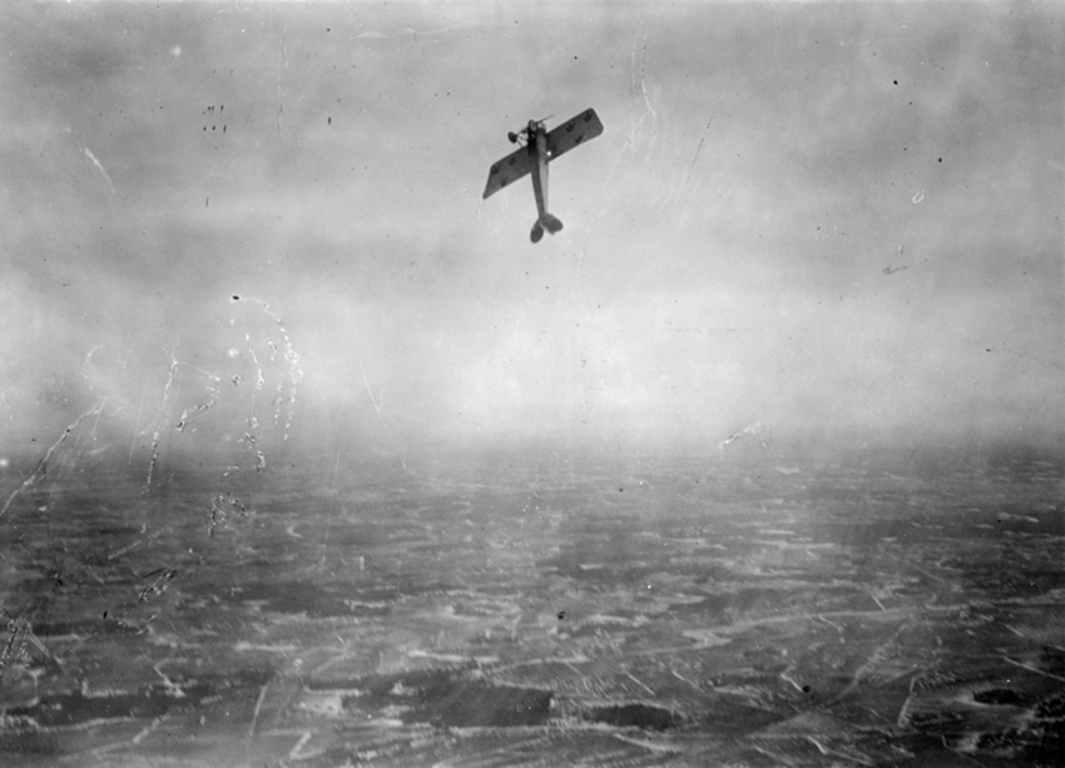 Flygplan Thulin K i luften. Stigning rakt uppåt, 1917.