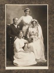 Et brudepar og to brudepiker.