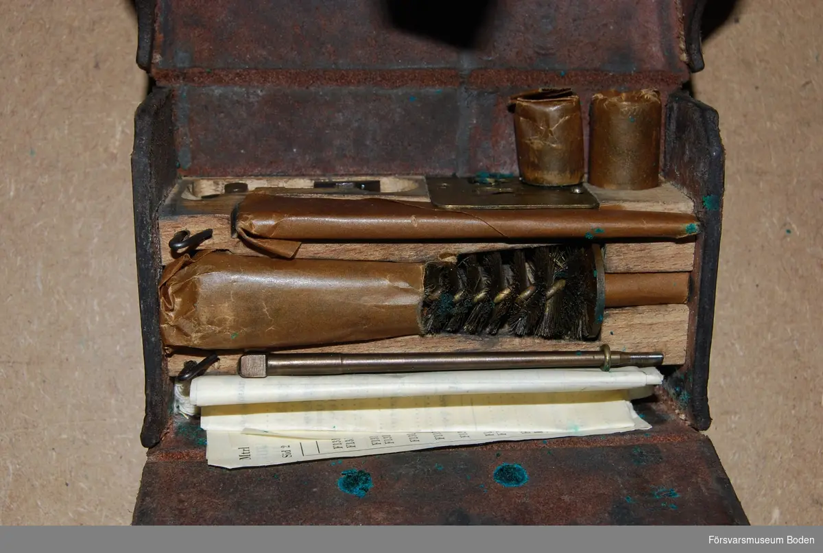 Väska nr 1 med verktyg för vård och reparation av kulsprutegevär m/1937. Begagnad väska som kompletterats med fabriksnya verktyg och delar inslagna i oljepapper. Borr 2,87 mm och oljekanna saknas. Innehåller även satslista.