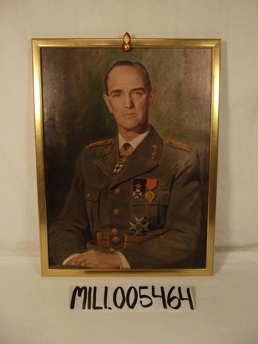 Tavla: Thorson I. överste, A 6, färgfoto av porträtt.
Regementschef vid Smålands Artilleriregemente 1951-1957.