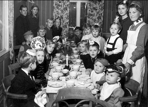 Melker Wernstedt, officer vid K 3 1932 - 1940.   "Meckes" julkalas för officersbarnen i Skövde 16/12 1939. "Mecke" själv längst bort till vänster. Stående längst fram till höger barnjungfrun till Gyllengahms bägge tvillingar som sitter längst fram till höger.