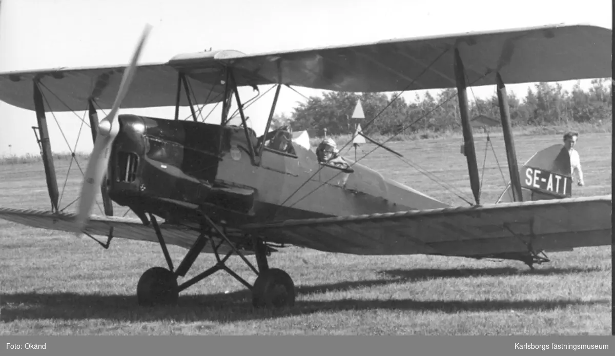 F6 Karlsborg 1972. Flygdagen. Veteranflygplanet De Havilland S2 Tiger Moth fanns i svensk flygplanstjänst 1933-1952.