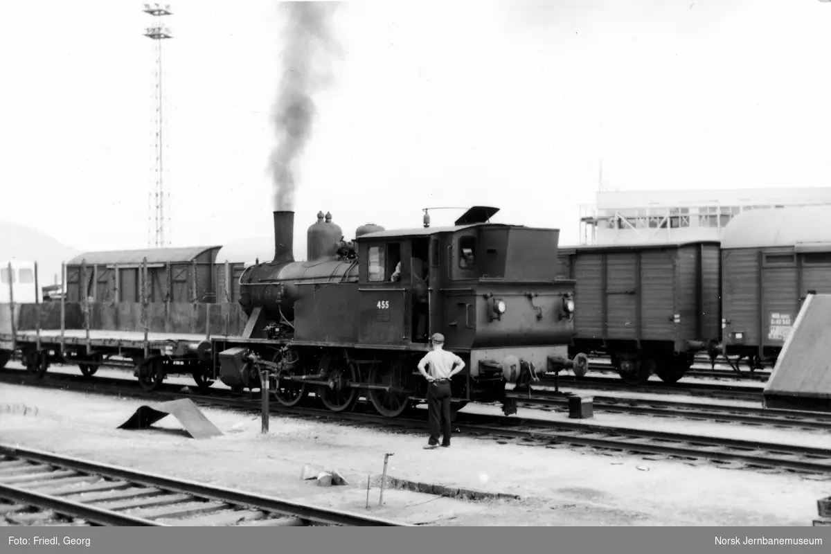 Damplokomotiv type 23b nr. 455 med kipptog til Ranheim på Trondheim stasjon