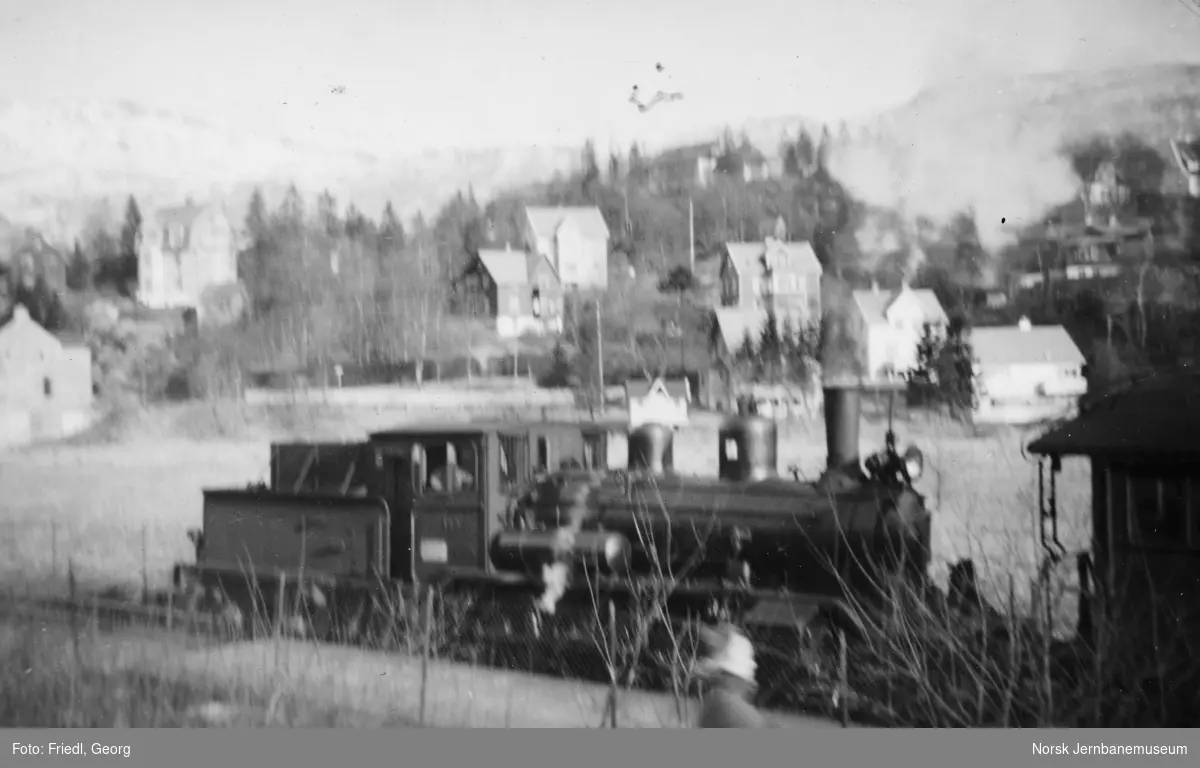 Damplokomotiv type 21a nr. 183 med lokaltog på Kristianborg holdeplass