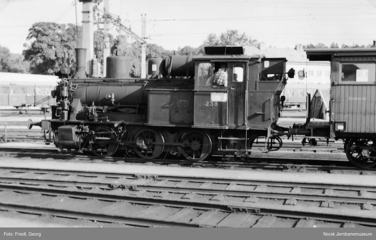 Damplokomotiv type 25a nr. 238 skifter på Kristiansand stasjon