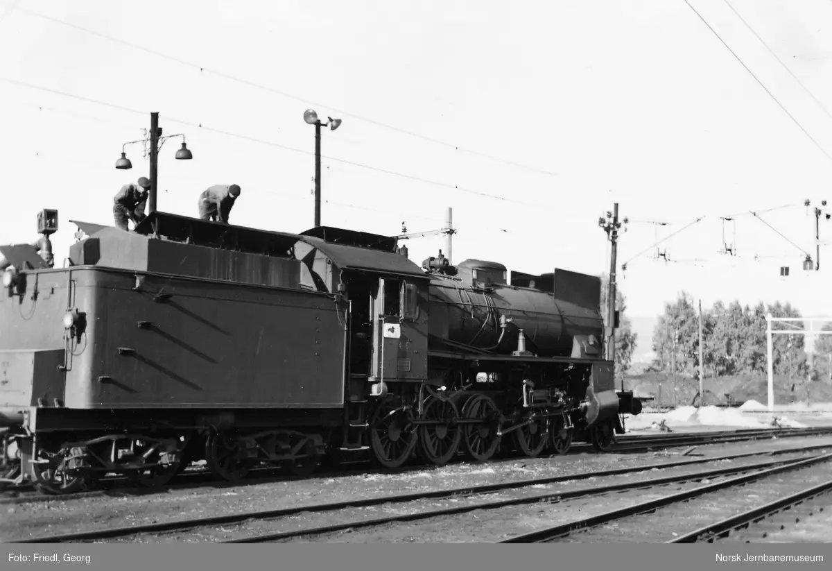 Damplokomotiv type 31b nr. 446 på Hønefoss stasjon