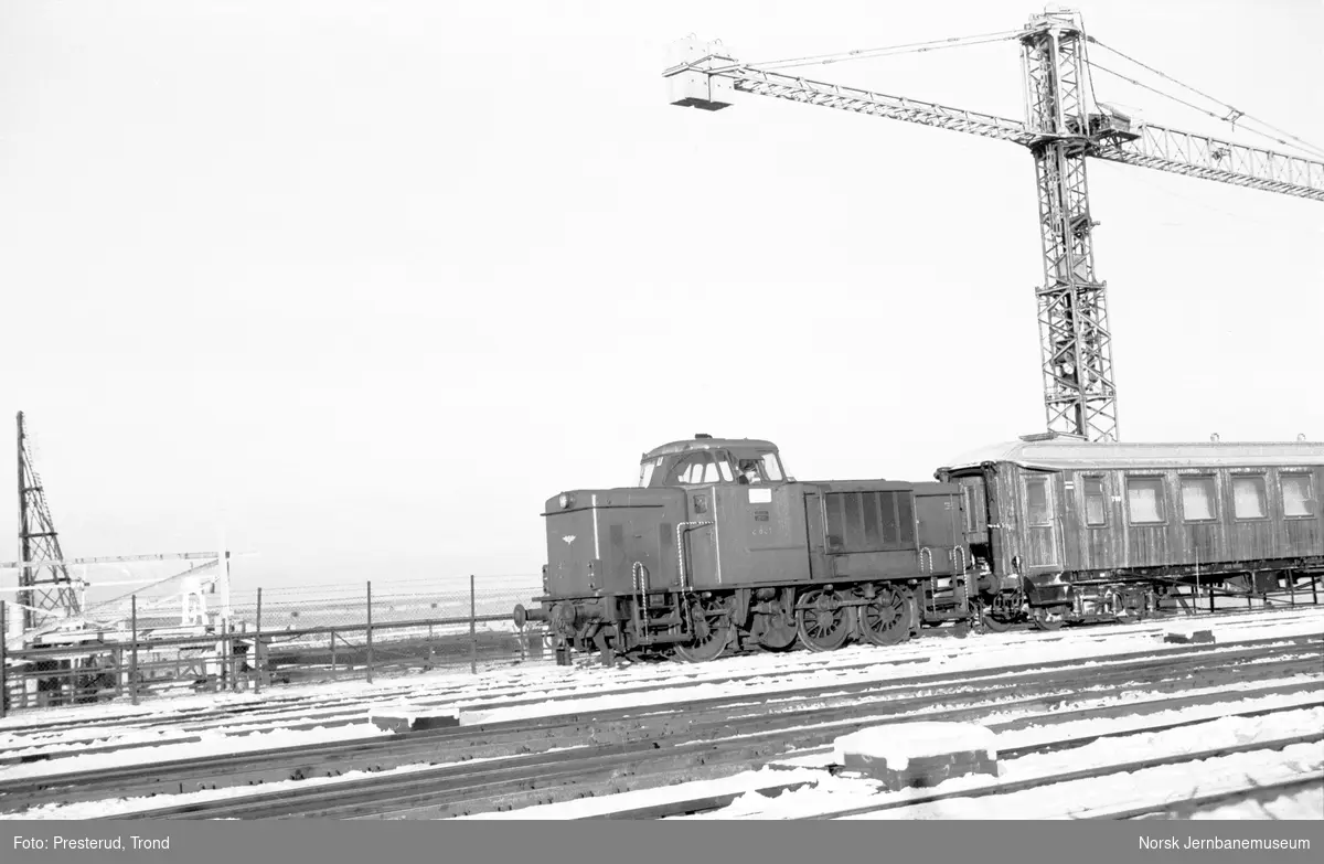 Diesellokomotiv type Di 2 nr. 824 skifter på Trondheim stasjon