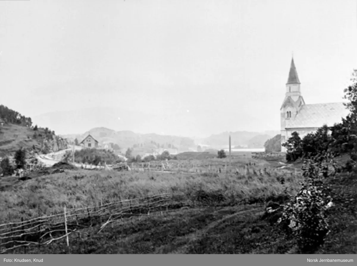Parti fra Nesttun med kirken, brua over Nesttunelva og stasjonen i bakgrunnen