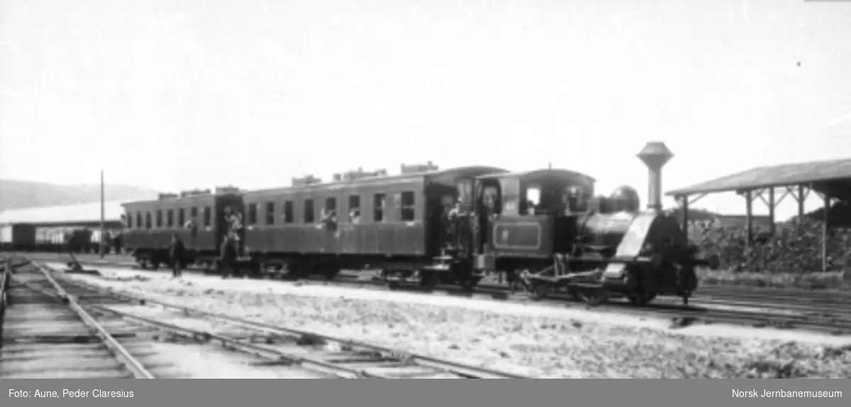 Meråkerbanens damplokomotiv type 8a nr. 59 med personvogner