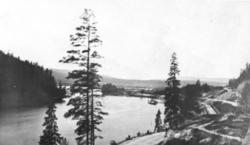 Parti fra Hen, sett mot stasjonen, med D/S Bægna ved kaien