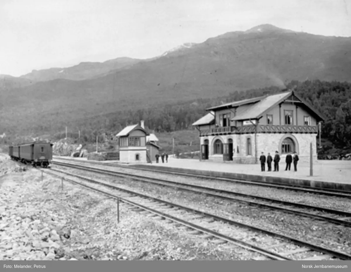 Narvik stasjon med stasjonsbygning, stillverkshus, stasjonspersonalet og noen vogner