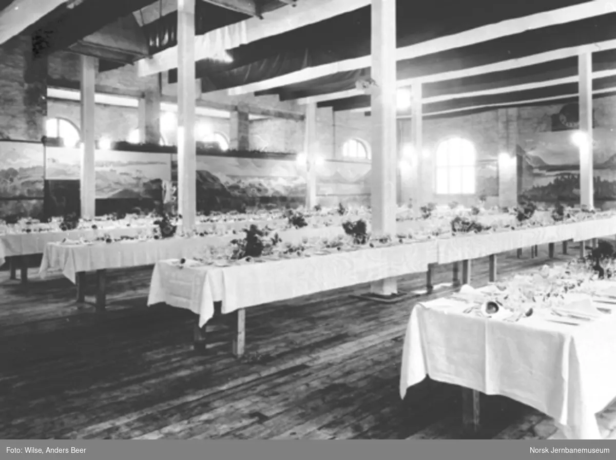 Pyntede bord til festmiddagen i Åndalsnes lokomotivstall ved banens åpning 29. november 1924