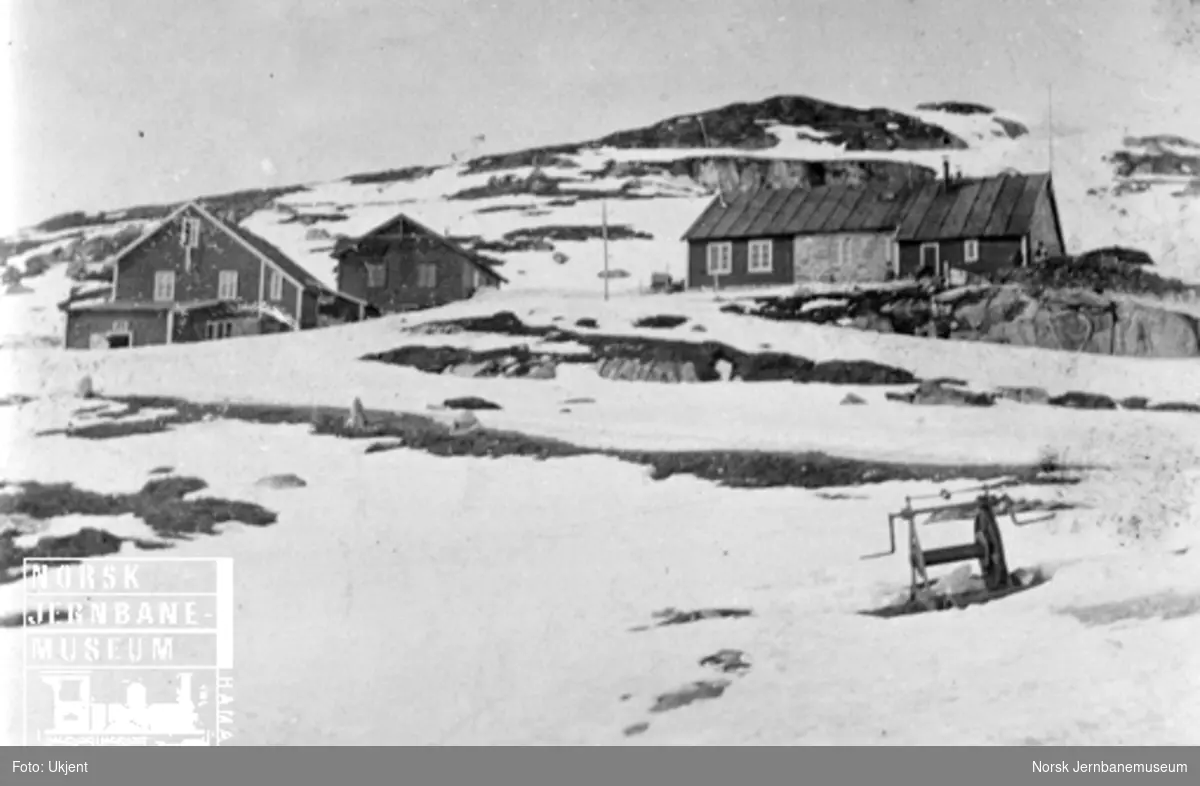 Vinterbilde fra Hallingskeid med bebyggelsen; fra v. butikk, forsamlingshus og funksjonærbolig