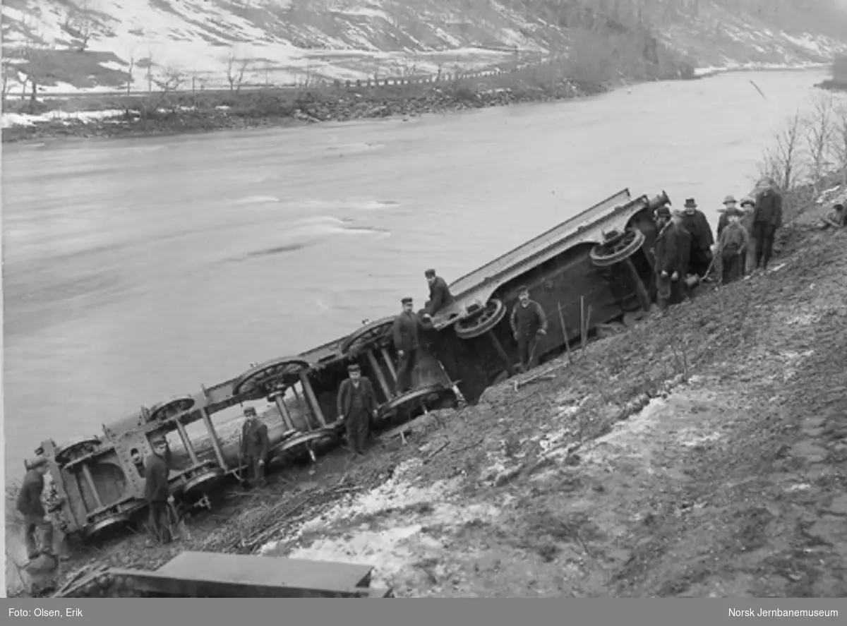 Avsporet damplokomotiv type 9a nr. 57 ved kilometer 54,8 mellom Flornes og Hegra