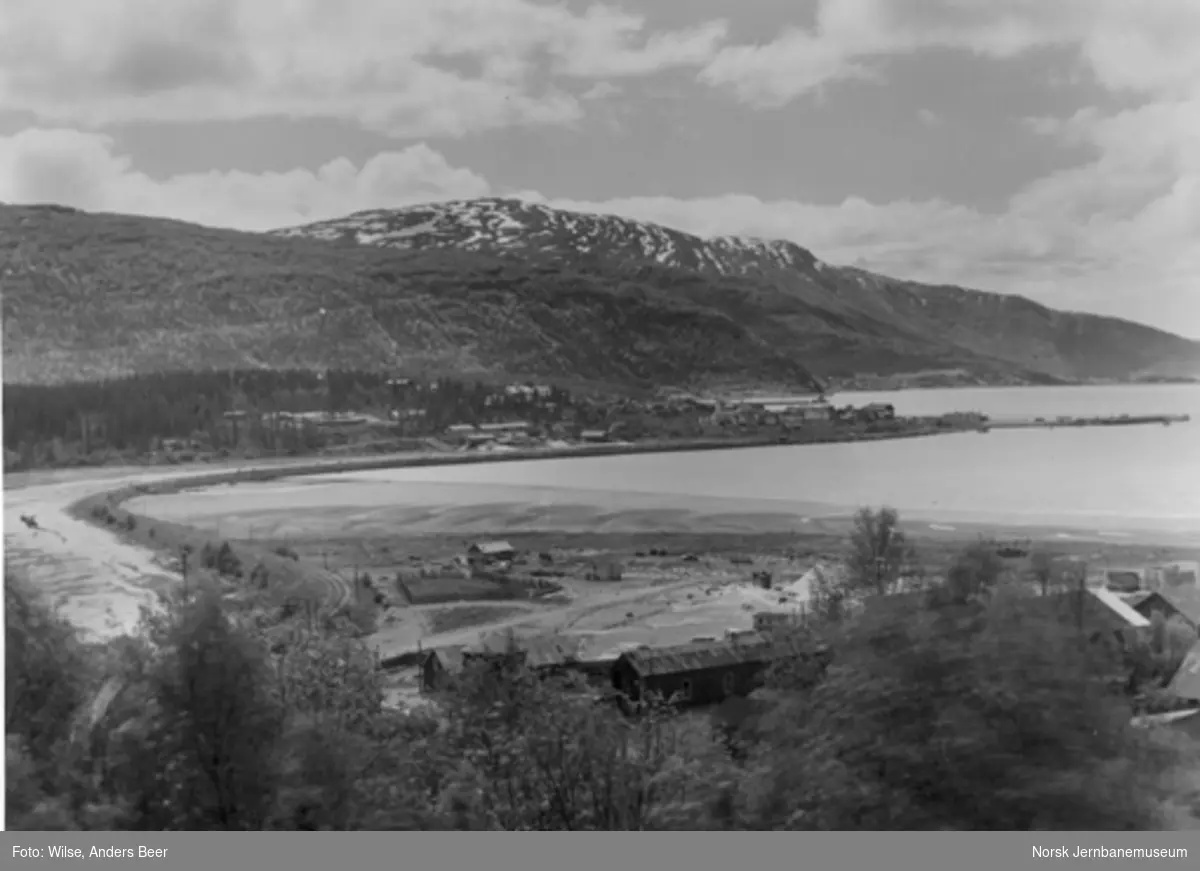 Oversiktsbilde fra Mo i Rana med fyllingen over Gullsmedvika