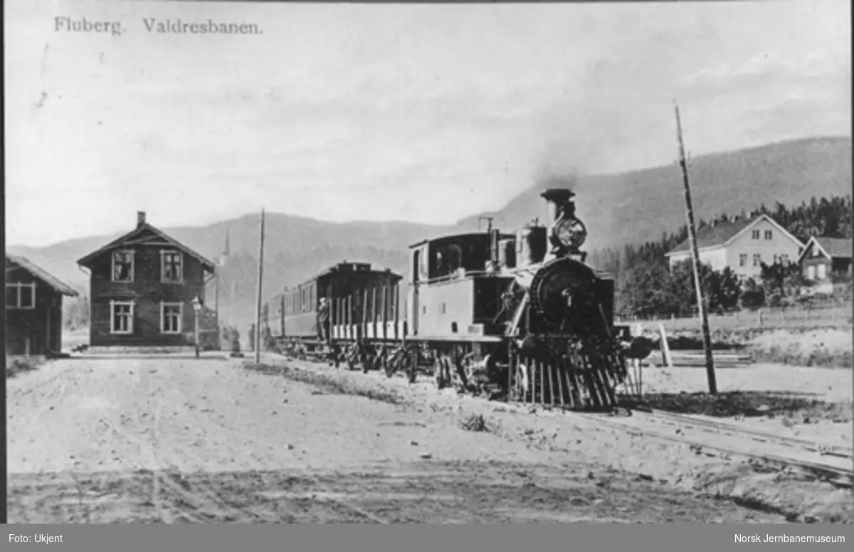 Fluberg stasjon : damplokomotiv med blandet tog i spor 1