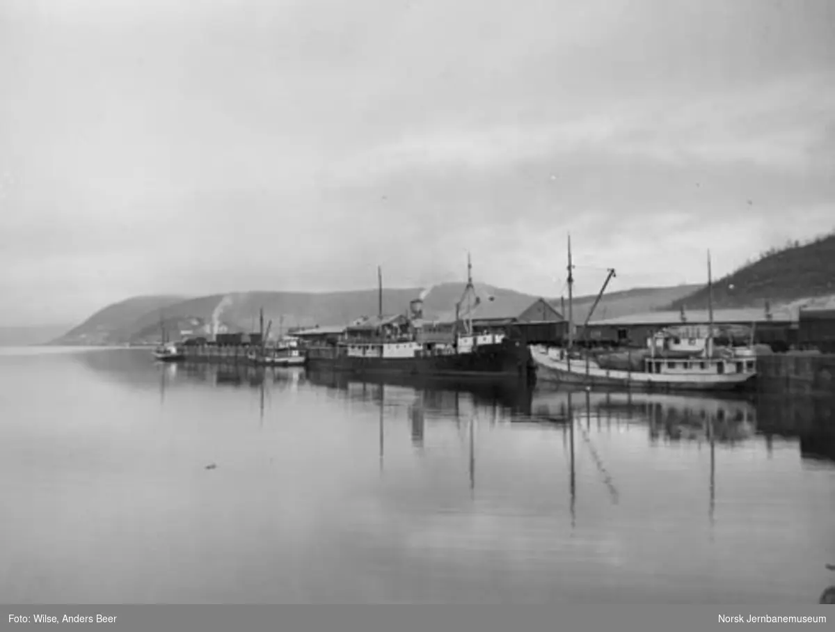 Jernbanekaia i Mosjøen med dampbåten "Bogøy" fra Ofoten Dampskibsselskab