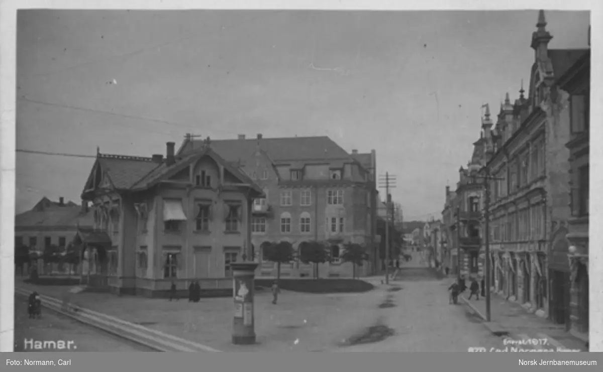 Hamar : Jernbaneplassen med den gamle stasjonsbygningen som kontorbygning