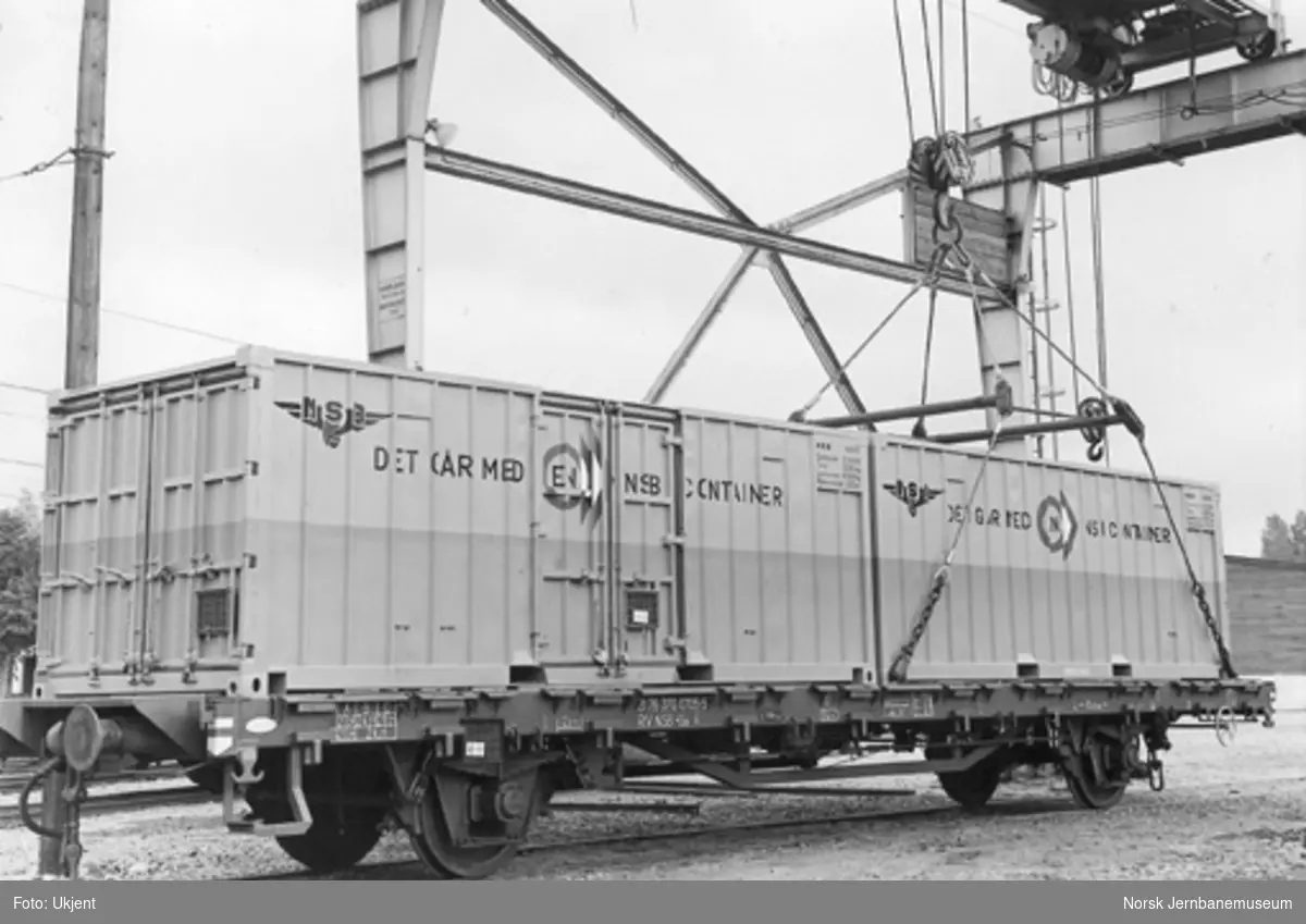 NSB plattformvogn litra Os nr. 21 76 370 0705-5 lastet med NSB containere