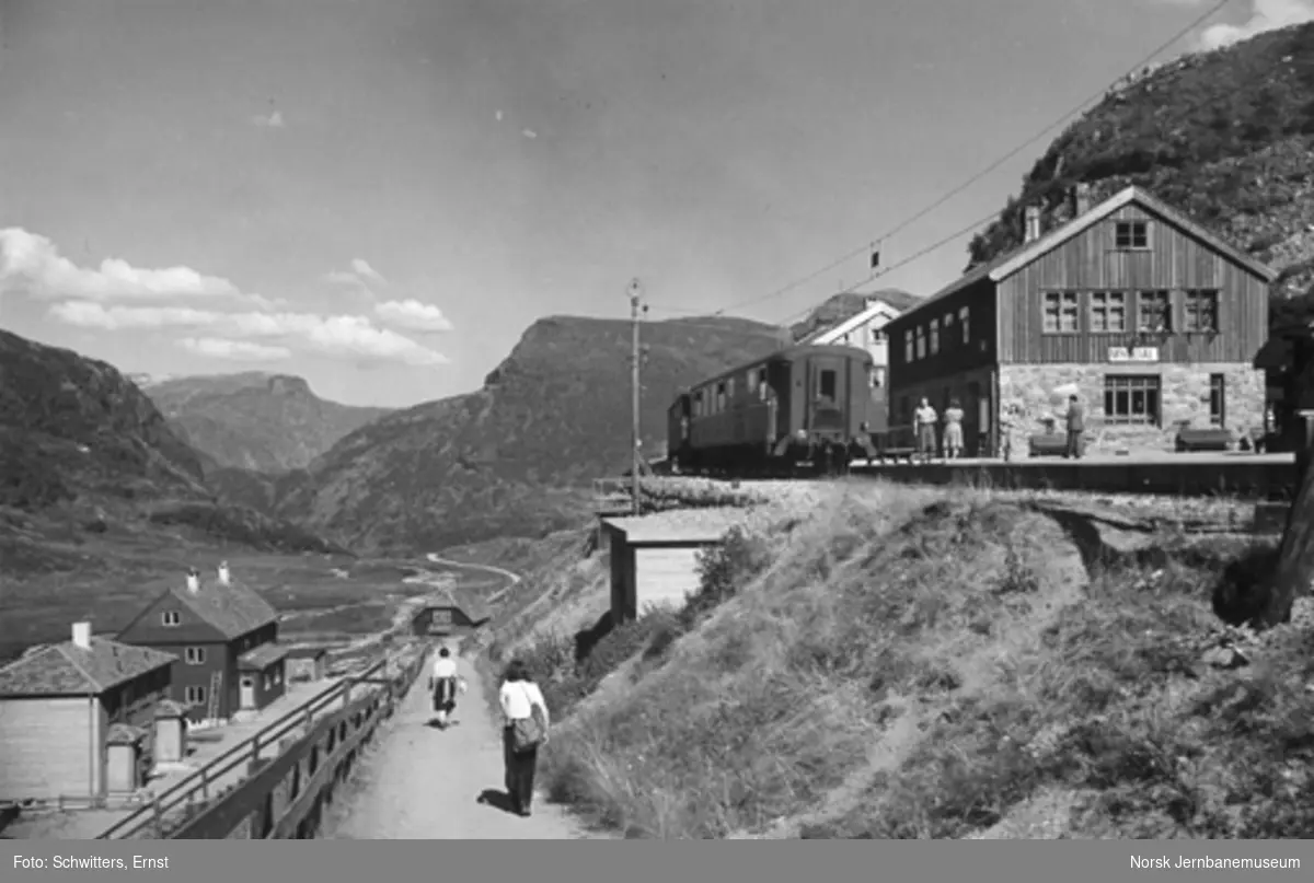Myrdal stasjon med tog til Flåmsbana og turister på anleggsvegen
