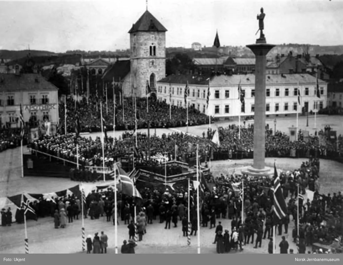 Avduking av Olav Tryggvason-statuen i Trondheim ved Dovrebanens åpning