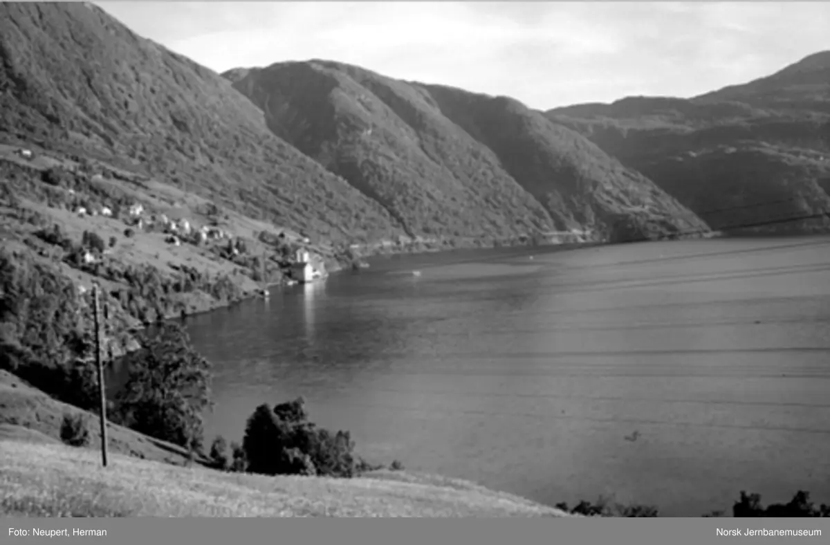 Oversiktsbilde over Vaksdal med Sørfjorden - Norsk Jernbanemuseum ...
