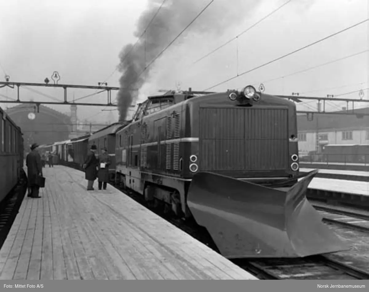 Tysk diesellokomotiv MaK 2000 001 ved visning på Oslo Østbanestasjon før prøvedrift i Norge