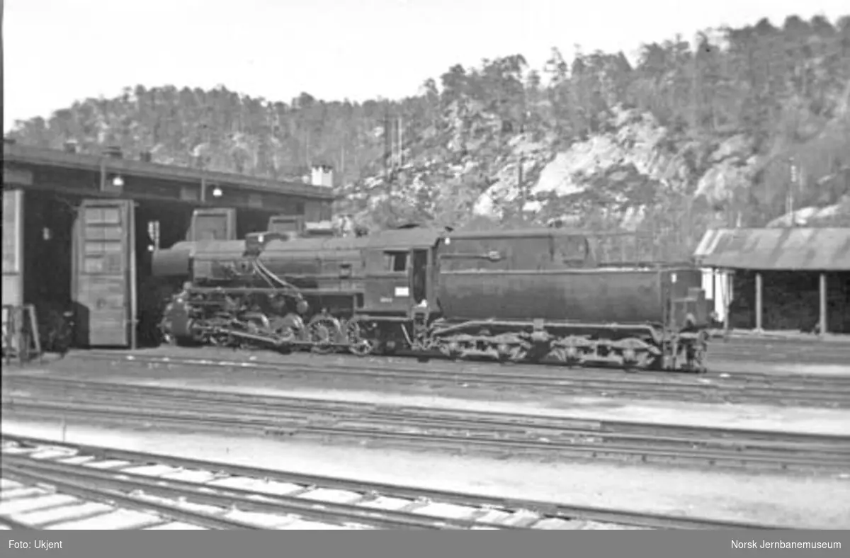 Damplokomotiv type 63a nr. 5865 utenfor lokstallen på Krossen