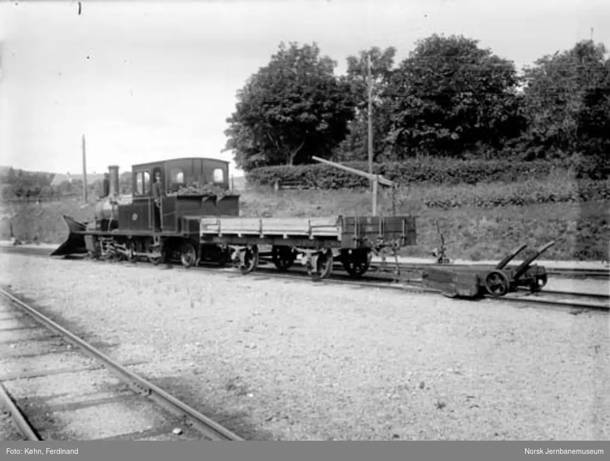 Setesdalsbanens damplokomotiv nr. 2 med stor frontplog og sporrenser