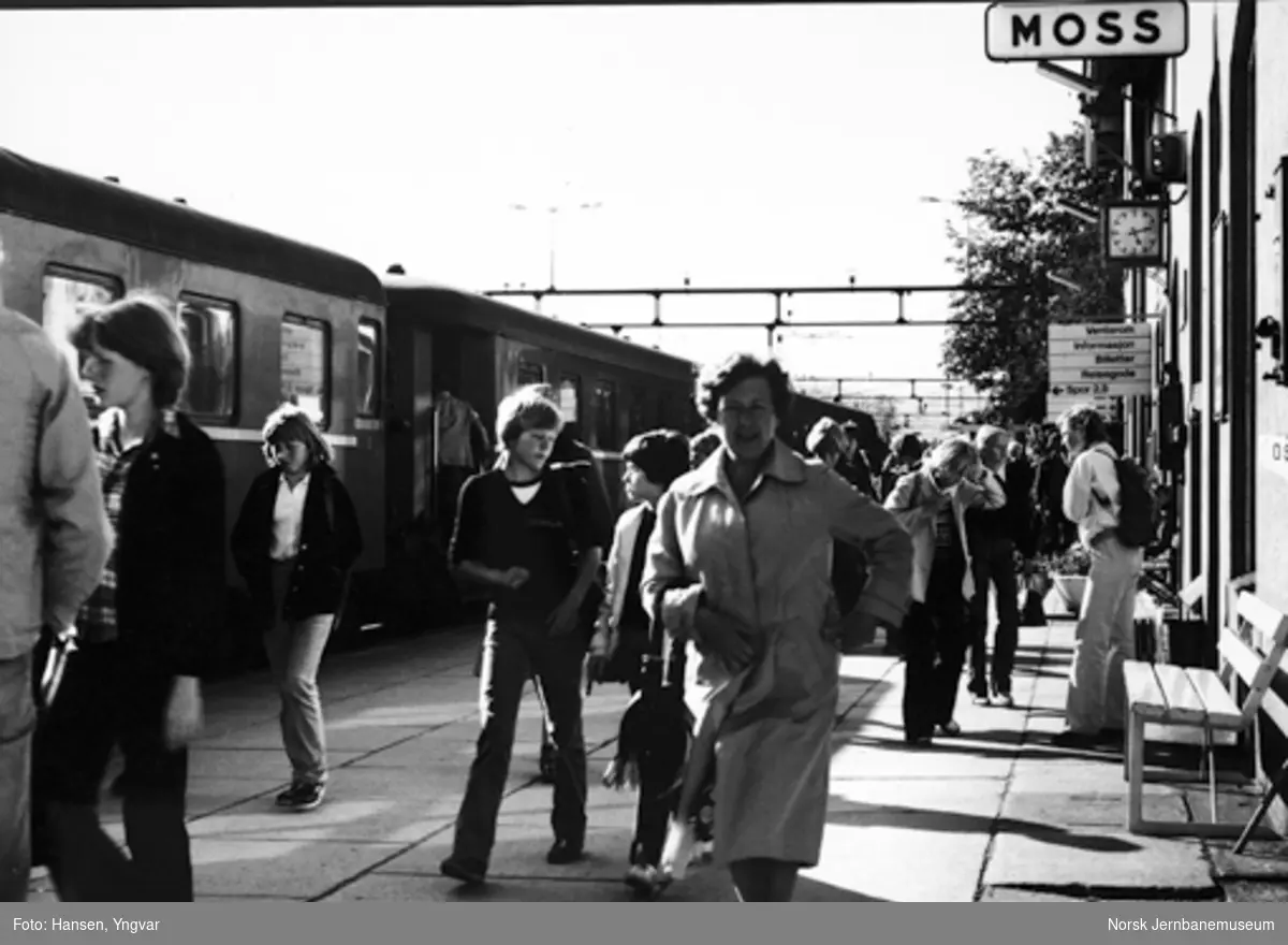 Reisende på Moss stasjon etter togankomst