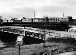 Motorvogntog type 65/67 fra Oslo på brua over Sarpsfossen